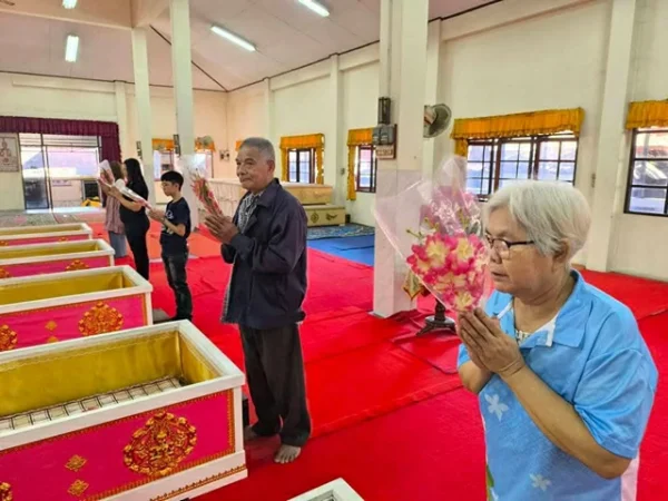 นครนายก – นักท่องเที่ยวสายมูให้ความศรัทธาเดินทางเข้าพิธีนอนโลงศพวัดหลวงพ่อปากแดงจังหวัดนครนายก