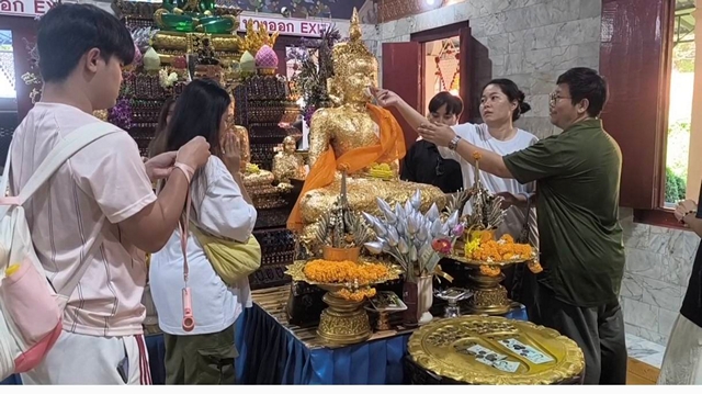 นครนายก – นักท่องเที่ยวเข้าส่องเลขเด็ดอ่างน้ำมนต์วัดหลวงพ่อปากแดง พร้อมขอพร โชคลาภ ธุรกิจ หน้าที่การงาน ใกล้วันหวยออก