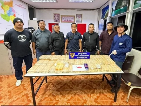 มุกดาหาร-ตร.มุกดาหาร ไล่ล่ารถต้องสงสัย ทิ้งกระบะกลางทุ่งนา – ยึดยาบ้า 4 แสนเม็ด