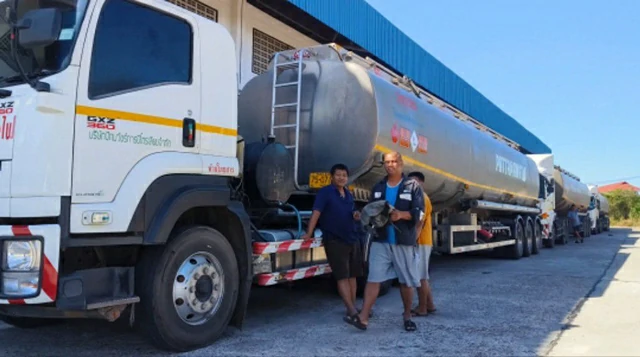 มุกดาหาร -โชเฟอร์รถน้ำมันมุกดาหาร เปิดใจโต้ดราม่าโซเชียล ยันส่งแค่ “ลาว” ปัดขนเข้าเขมร ลั่นจ้างให้ไปก็ไม่ไป!