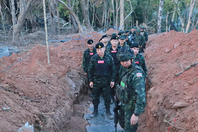 เปิดภาพ “เสธ.ปู-แม่ทัพเติ่ง” ขึ้นเหยียบพื้นที่เนิน 350 ปราสาทตาควาย ยันคือพื้นที่อธิปไตยไทยอย่างสมบูรณ์ แผ่นดินที่เรายืน จะเป็นของลูกหลานเราตราบชั่วกัลปาวสาน”