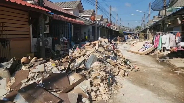 สงขลา-ชาวบ้านบางคนยังไม่กล้าเข้าอยู่หลังบ้านถูกน้ำท่วมเกือบมิดหลังคาเกรงเชื้อโรค แบคทีเรีย บ้านมีกลิ่น