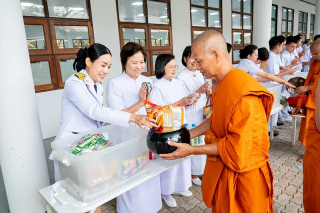 พสกนิกรชาวคลองหลวงร่วมใจบำเพ็ญกุศลอุทิศถวาย รัชกาลที่ 9 เนื่องในวันชาติและวันพ่อแห่งชาติ