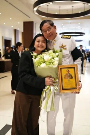 ปทุมธานี ชาวปทุมปลื้ม บิ๊กแจ๊ส พล.ต.ท.คำรณวิทย์ ธูปกระจ่าง รับพระราชทานเกียรติบัตร พ่อตัวอย่างแห่งชาติ ปี 2568