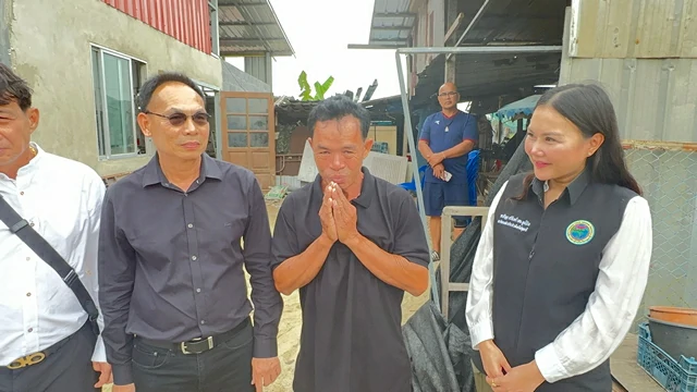 ปทุมธานี พ่อพลทหารวายุ ตื้นตันน้ำตาร่วง นายกแจ็สเร่งสร้างบ้านใหม่ คนปทุมหลายภาคส่วนแห่ ร่วมช่วย