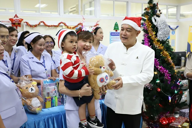 ปทุมธานี ผู้ว่าฯ สวมหมวกซานตาคลอส มอบตุ๊กตาสร้างรอยยิ้ม เติมกำลังใจให้เด็กป่วย รพ.ปทุมธานี