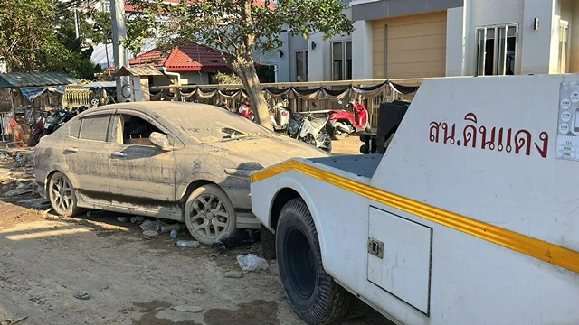 เริ่มแล้ว! รถยก 40 คันจากกองบัญชาการตำรวจนครบาล ออกปฏิบัติเปิดเส้นทางการจราจรเมืองหาดใหญ่ เคลื่อนย้ายรถเก็บ 3 จุด