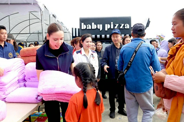 บุรีรัมย์ -รมว.วัฒนธรรมลงพื้นที่ นำผ้าห่ม 10,000 ผืน-พิซซ่า 1,000 ถาด ส่งกำลังใจจากอุทัยฯ ถึงผู้อพยพ