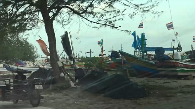 สงขลา-ชาวประมงพื้นบ้านต้องหยุดออกเรืออีกรอบหลังคลื่นลมแรงรอบใหม่ สัปดาห์นี้ได้ออก 5 วันมากสุด ถือว่าโชคดี