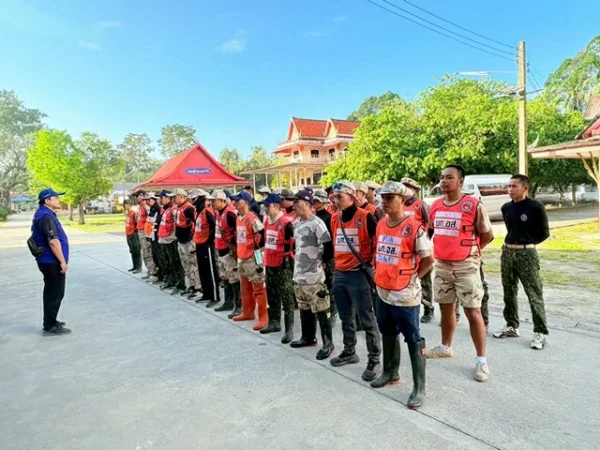 ลำพูน – สมาชิกกองอาสารักษาดินแดนจังหวัดลำพูน ช่วยอุทกภัยพื้นที่จังหวัดสงขลา