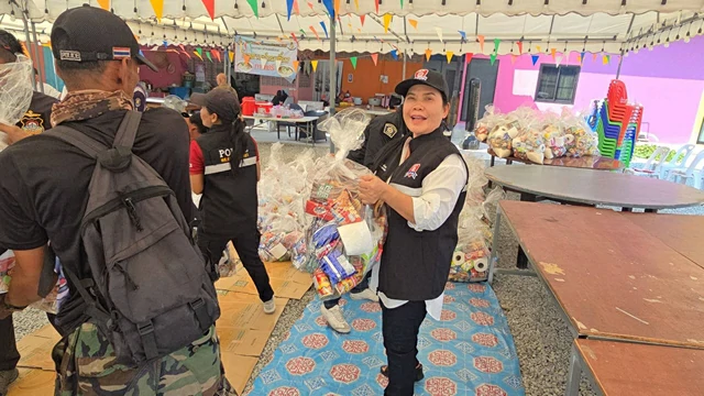ชลบุรี-ประธานกต.ตร.พัทยา ระดมจิตอาสา ลำเลียงถุงยังชีพ 500 ชุด ส่งต่อช่วยผู้ประสบอุทกภัยภาคใต้