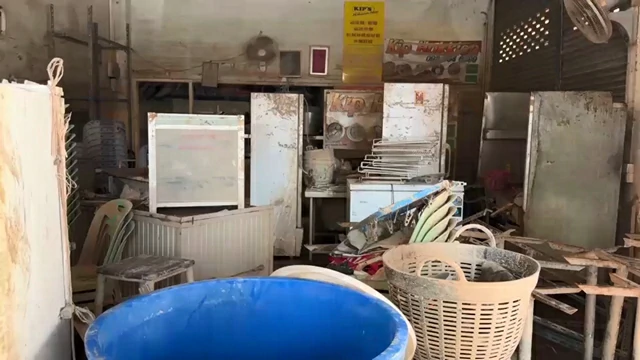 สงขลา-ชาวบ้าน ถนนนิพัทธ์อุทิศสอง เร่งเก็บกวาดดินโคลน วอนรัฐบาลชี้แจงสิทธิ์เยียวยาร้านเช่า