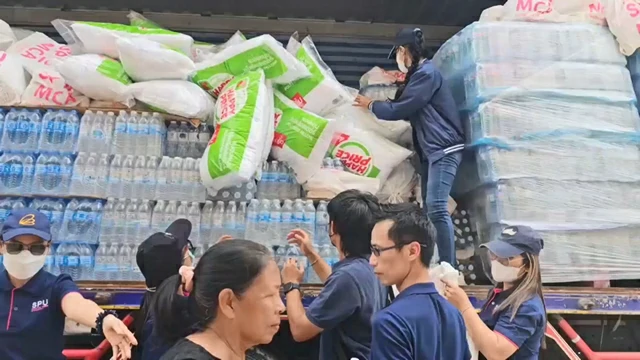 สงขลา-หน่วยงานเอกชน นำถุงยังชีพกว่า 500 ชุด แจกผู้ประสพอุทกภัยน้ำท่วมหน้าโรงแรมดังหาดใหญ่