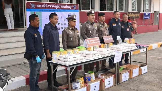 สงขลา-ตำรวจหาดใหญ่ ร่วมกับ ตชด.437 จับเครือข่ายยาเสพติดรายใหญ่ ยึดยาบ้าสี่แสนเม็ดพร้อมรถ จยย.