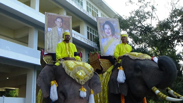 อ่างทอง-เด็กกำพร้าวัดสระแก้ว 121 คนบวชเณรถวายในหลวงรัชกาลที่ 9 และพระพันปีหลวง