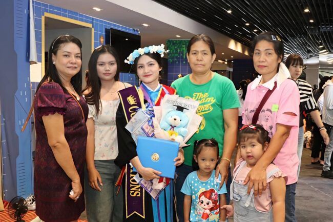 ณพล บริบูรณ์ – นภชนก เหมือนนามอญ แสดงความยินดีลูกสาวบัณฑิตใหม่ป้ายแดง