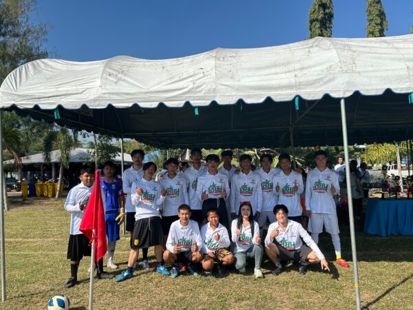 เพชรบูรณ์-โรงเรียนบ้านอมกง จัดแข่งขันฟุตบอลอมกงสัมพันธ์รับปีใหม่ สร้างความสัมพันธ์อันดีในชุมชน