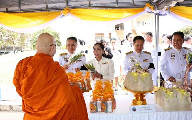 กาฬสินธุ์เจริญพระพุทธมนต์-ทำบุญตักบาตร ถวายเป็นพระราชกุศลวันพ่อแห่งชาติ