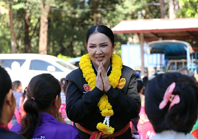 กาฬสินธุ์ ประภาสแม่ทัพอีสาน-วิไลพร โอกาสใหม่เดินหน้าปราศรัยขอคะแนนชาวนามน