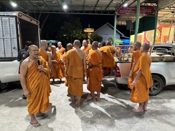 ปทุมธานี-วัดเทพสรธรรมารามส่งเบียงสนับสนุนศูนย์อพยพจังหวัดศรีสะเกษ