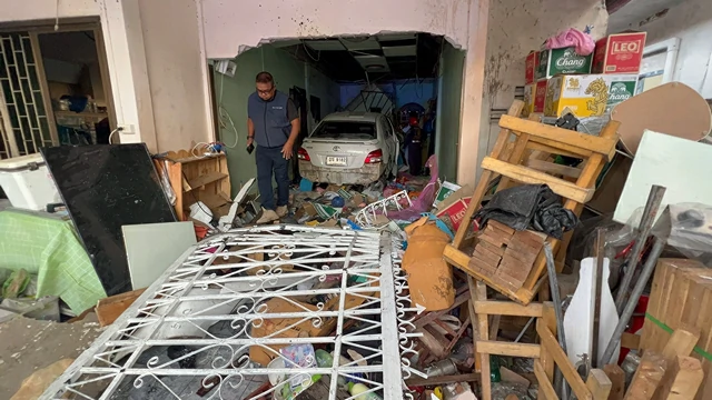 ชลบุรี-หนุ่มควบเก๋งชนรั้ว พุ่งทะลุเข้าบ้าน ชนอัดกำแพง เจ้าของบ้านถูกกำแพงถล่มทับเจ็บคาห้องน้ำ