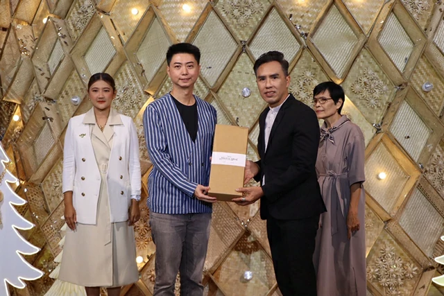 เชียงใหม่- เปิดไฟแล้ว! “ต้นคริสต์มาสจักสาน” สวยงดงามอลังการ