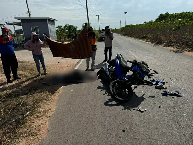 กาฬสินธุ์-หกล้อโผล่พ้นลานมันตัดหน้า จยย.ซ้อน 2 พุ่งชนสนั่น เด็ก 13 ดับคาที่ เพื่อนสาหัส โชเฟอร์อาศัยช่วงชุลมุนขับรถหลบหนี