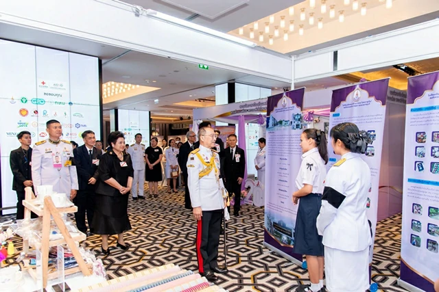 ผู้บริหาร – ศิลปิน บริษัท ที แอนด์ บี มีเดียโกลบอล เข้ารับประทานเหรีญที่ระลึกในงาน “เทียนส่องใจ” เนื่องในวันเอดส์โลก ครั้งที่ 33 ประจำปี 2568