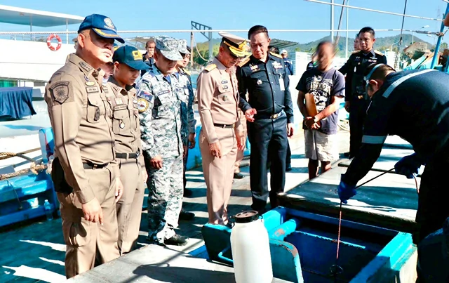 กองทัพเรือ โดย ทัพเรือภาคที่ 1 บูรณาการร่วมกับ ศรชล.ภาค 1 และหน่วยงานที่เกี่ยวข้อง แถลงข่าวการจับกุมเรือบรรทุกน้ำมันผิดกฎหมาย ณ ท่าเรือกองบัญชาการกองเรือยุทธการกลางอ่าว