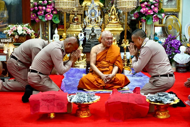 ชลบุรี-วัดสัตหีบ มอบเสื้อยันต์และเหรียญหลวงพ่ออี๋ แก่ทหารกล้า เสียสละป้องกันชายแดนไทย