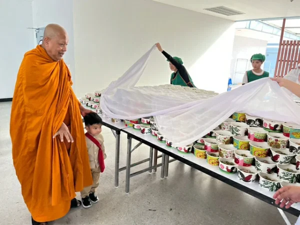 สมุทรปราการ-เจ้าคุณแจ้ เป็นเจ้าภาพเลี้ยงก๋วยเตี๋ยว ทีมแพทย์ พยาบาล เจ้าหน้าที่ รพ.บางพลี ถวายเป็นพระราชกุศลแด่ “พระพันปีหลวง”