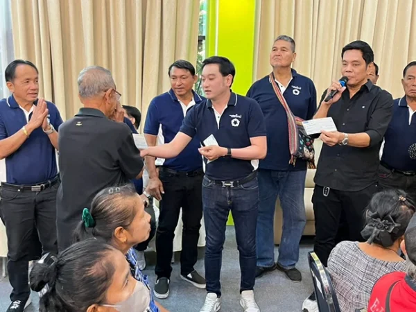 สมุทรปราการ-ประชาชนกว่า 480 หลังคาเรือน ชื่นชม!! นายกแพรกษาใหม่ มอบเงินเยียวยาช่วยน้ำท่วม ร่วม 2 ล้านบาท