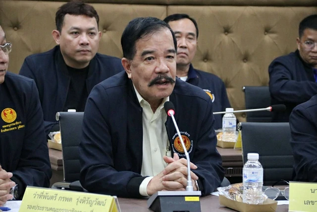 สว.สายสื่อมวลชน หวั่นหาดใหญ่เป็นแหล่งเพาะเชื้อโรค หลังขยะยังล้นเมือง การเก็บขยะล้าช้าไม่เป็นไปตามแผน  