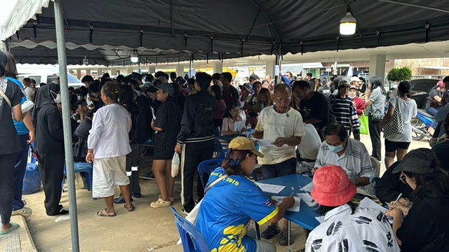 สงขลา-ประชาชนหลั่งไหลเทศบาลนครหาดใหญ่เปิดลงทะเบียนรับความช่วยเหลือผู้ประสบภัยน้ำท่วมอย่างคึกคัก