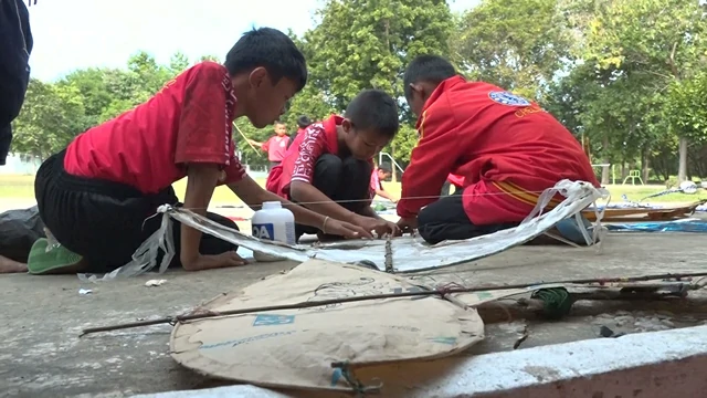 ขอนแก่น-ปล่อยให้ลอย ละ ลอย ละ ลอย ว่าวตัวน้อยจึงลอยล่องไป จากการที่คุณครูเห็นเด็กนักเรียนเอากระดาษมาพับเพื่อทำว่าวกระดาษ