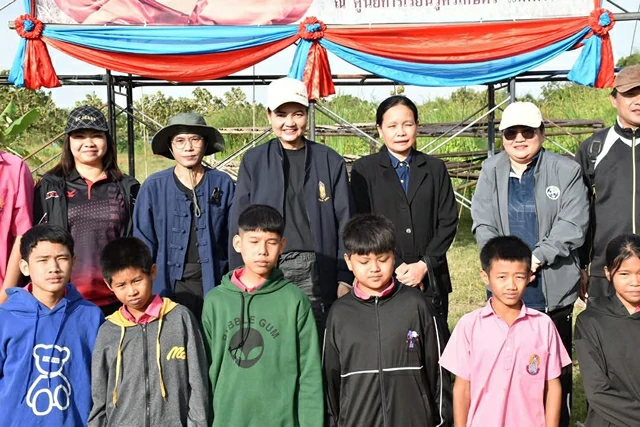 นครปฐม-โครงการนาเรขาคณิต “กิจกรรมเกี่ยวข้าว” โดย พระราชมงคลวชิราคม อุดมธรรมสุนทร ร่วมกับ สำนักงานเขตพื้นที่การศึกษาประถมศึกษานครปฐมเขต 1