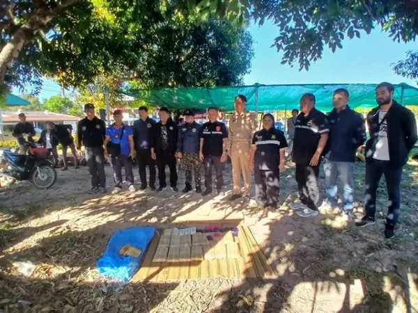 ร้อยเอ็ด…ผงะ…ชาวบ้านแจ้งฝ่ายปกครอง-ตำรวจตรวจสอบกระสอบป่านข้างรั้วโรงเรียน ”โอ้โฮ้“พบยาบ้า 99,800 เม็ด เตรียมขยายผล