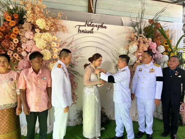 ร้อยเอ็ด…พระมหากรุณาธิคุณ“คู่บ่าวสาวสุดปลื้ม“รับแจกันดอกไม้–มาลัยพระราชทาน วันแต่งงานอันเป็นสิริมงคล”ยิ่ง