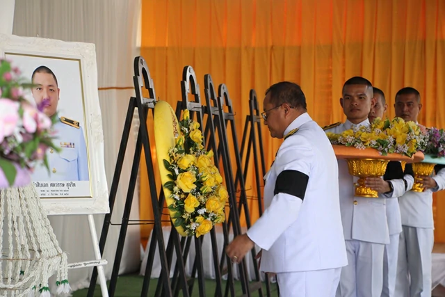 ร้อยเอ็ด…พระบาทสมเด็จพระเจ้าอยู่หัว ทรงพระกรุณาโปรดเกล้าฯ เชิญพวงมาลาพระราชทาน วางหน้าหีบกำลังพล ที่เสียชีวิตจากเหตุการณ์ความไม่สงบบริเวณชายแดนไทย–กัมพูชา