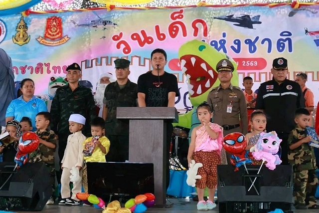 นราธิวาส-ประชาชนนับแสน แห่ชมการแสดงเครื่องบิน “ กริพเพ่น ( Gripen) ” งานวันเด็ก 69 ค่ายจุฬาภรณ์ ลุ้นจับรางวัล แจกฟรีของเล่น