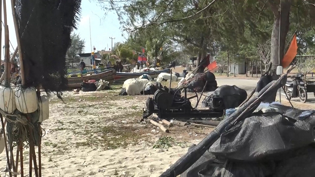 สงขลา-ชาวประมงพื้นบ้านออกเรือจับปลาได้เพียง 3 วัน ต้องหยุดออกเรือทำการประมงอีกรอบ หลังคลื่นลมในทะเลมีกำลังแรงอีกครั้ง