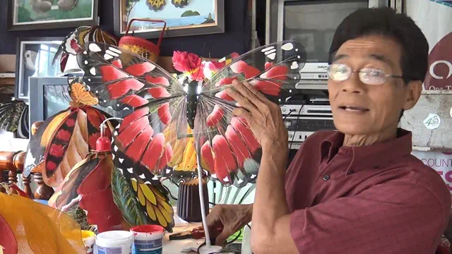 สงขลา-ผีเสื้อผ้าใยบัว ผลิตภัณฑ์โอทอปจังหวัดสงขลามีการพัฒนารูปแบบ นำมาทำเป็นโคมไฟแบบแขวนและแบบตั้งหัวเตียง