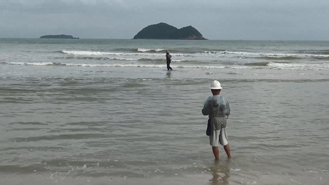 สงขลา-ชาวประมงสงขลา วางอวน ทอดแห หาปลาสร้างรายได้ และเป็นอาหารมื้อเย็นช่วยประหยัดค่าใช้จ่ายในครอบครัว