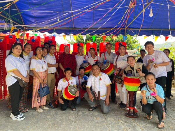 ลำปาง-คณะศิษย์ พระครูบาแสงทิพย์ สังวโร ร่วมถวาย ทอดผ้าป่า สามัคคีเพื่อชุมชน บ้านท่ามะเกว๋น ต.แม่ปะ อ.เถิน