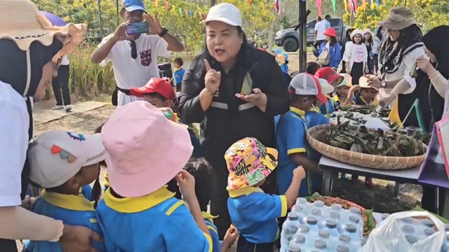 สงขลา-เด็กๆจากศูนย์พัฒนาเด็กเล็ก บ้านโคกขี้เหล็ก สนใจเรียนรู้การทำนา และ วิธีเกี่ยวข้าว