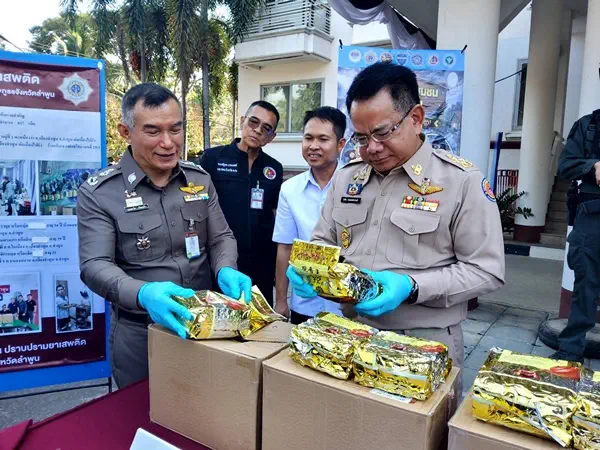 ลำพูน – ตำรวจภูธรจังหวัดลำพูน แถลงข่าวผลการจับกุมยาเสพติดรายสำคัญ 2 คดี พบของกลางยาไอซ์และยาบ้าจำนวนมาก