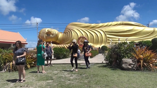 สงขลา-นักท่องเที่ยวทั้งชาวไทยและชาวมาเลเซียไหว้พระนอนปางปรินิพพานองค์ใหญ่ที่สุดในประเทศไทยวัดพระนอนวัดแหลมพ้อและถวายสังฆทานพระสงฆ์ สร้างกุศลเสริมบุญเพื่อความเป็นสิริมงคลแก่ตนเองและครอบครัว