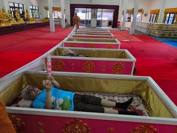 นครนายก – คุณยายสายมูเดินทางพร้อมครอบครัวเข้าพิธีนอนโลงวัดหลวงพ่อปากแดง พร้อมส่องเลขเด็ดในบาตรน้ำมนต์ ใกล้วันปีใหม่และวันหวยออก