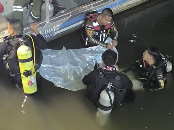 นครนายก – ชายคิดสั้นก่อนกระโดดสะพานแม่น้ำนครนายก ตะโกนว่าอยากตายแล้วกระโดดลงแม่น้ำหายไป