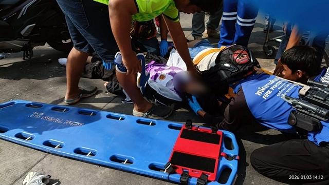 นครนายก คลิปเป็นข่าว เจ้าหน้าที่ตำรวจฝากเป็นอุทาหรณ์ จักรยานยนต์ซ้อน 3 ฝ่าไฟแดงชนปิกอัพบาดเจ็บ 3 ราย